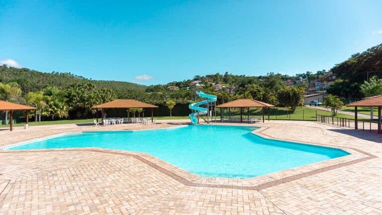 Piscina do Sabbia Club com toboágua e deque de pedra