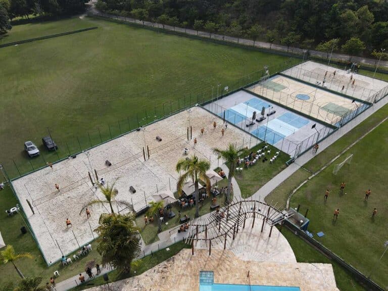 Vista aérea das quadras de areia e poliesportivas do Sabbia Club