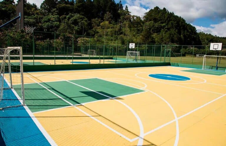 Quadra poliesportiva colorida do Sabbia Club vista de perto