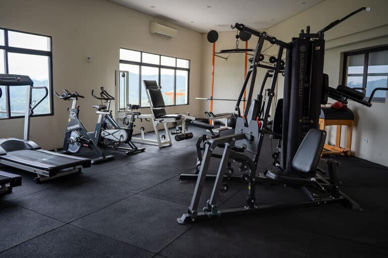Academia do hotel com esteiras e aparelhos de musculação