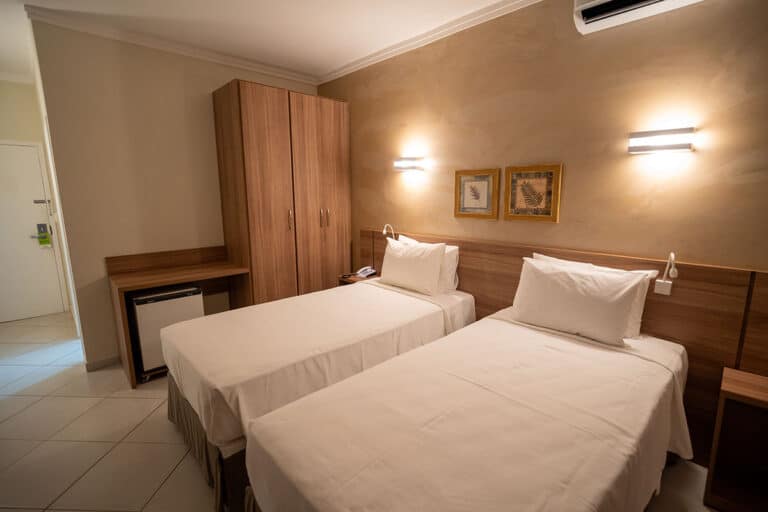 Apartamento mostrando guarda-roupa, escrivaninha e frigobar