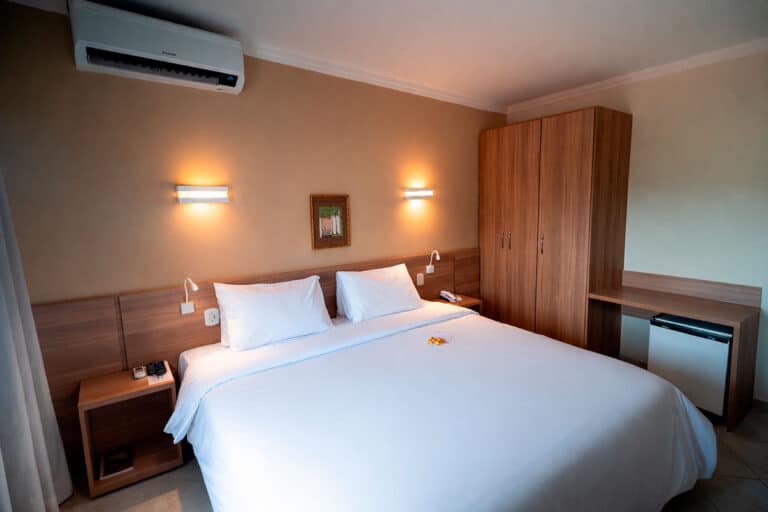 Apartamento com cama de casal, guarda-roupa e ar-condicionado na Ala Principal