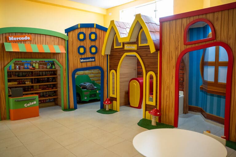 Brinquedoteca do hotel com casinha e árvore cenográfica