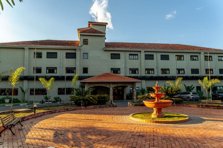 Fonte central e calçadão na entrada do Guararema Parque Hotel