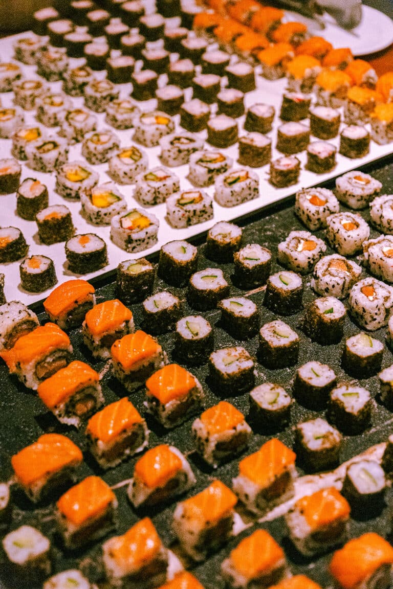Bandeja com sushis e temakis variados