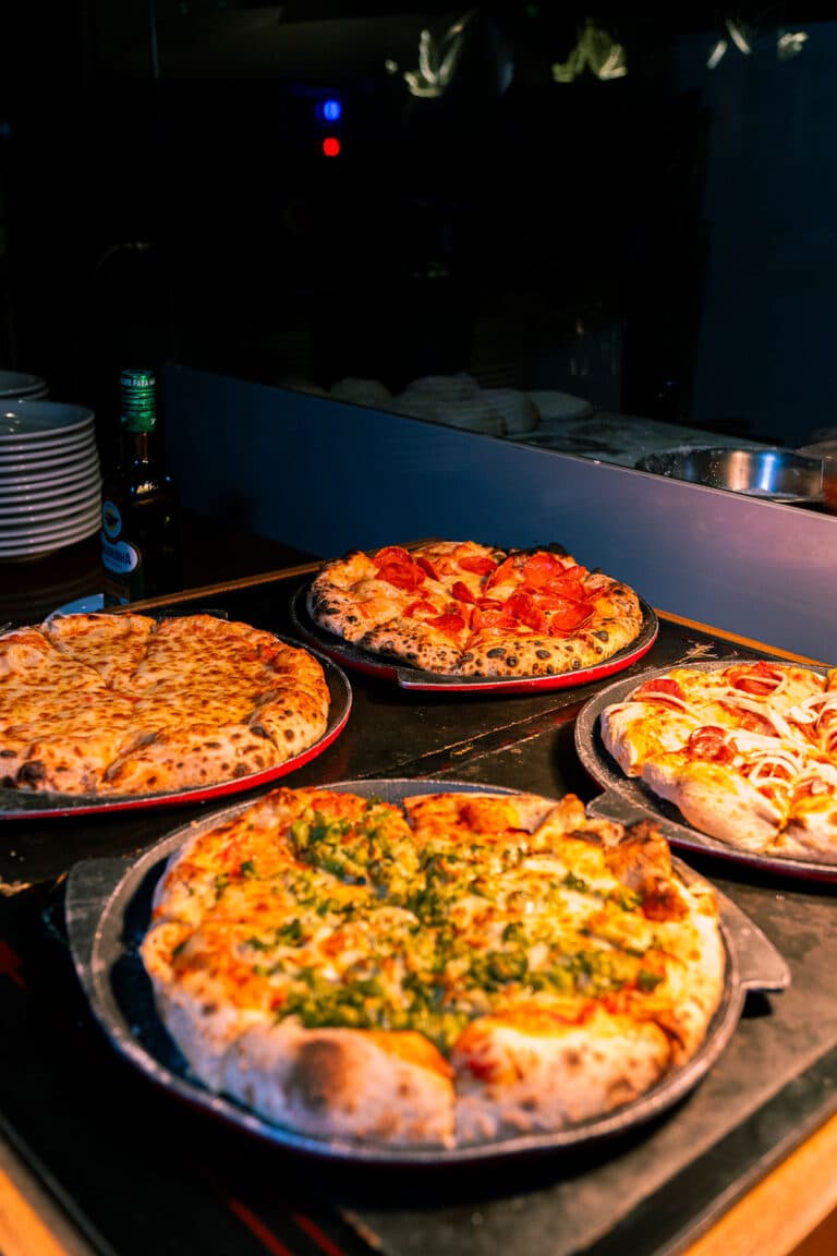 Pizzas variadas recém-saídas do forno