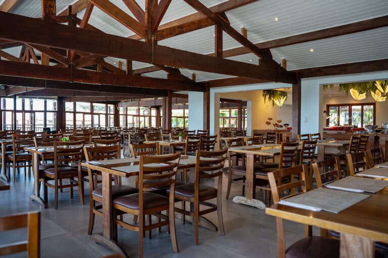 Salão do Restaurante Pau D'Alho com mesas postas