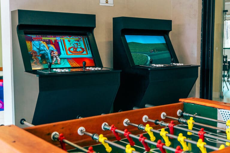 Máquinas de fliperama no salão de jogos